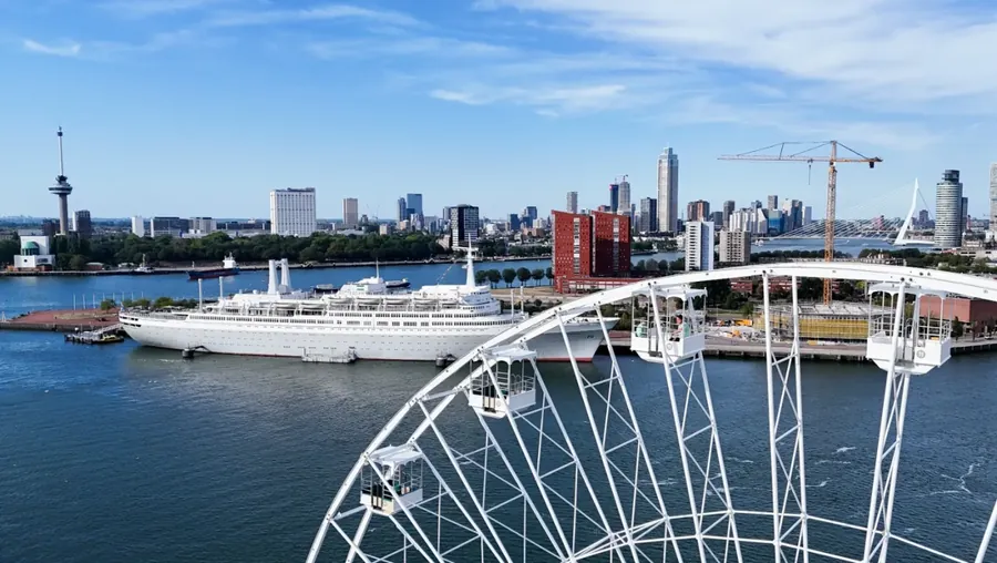 Reuzenrad met uitzicht over Rotterdam.